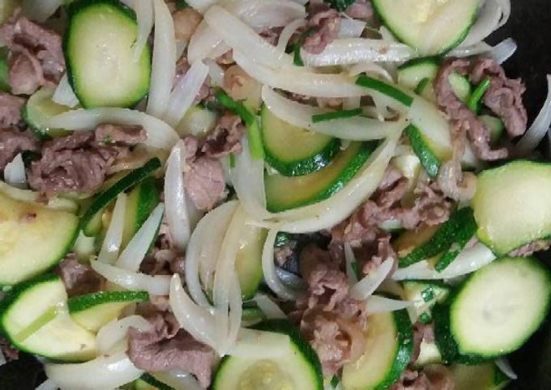 Công đoạn xào thịt bò với bí ngòi