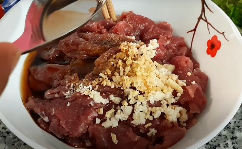 ướp thịt bò với gia vị
