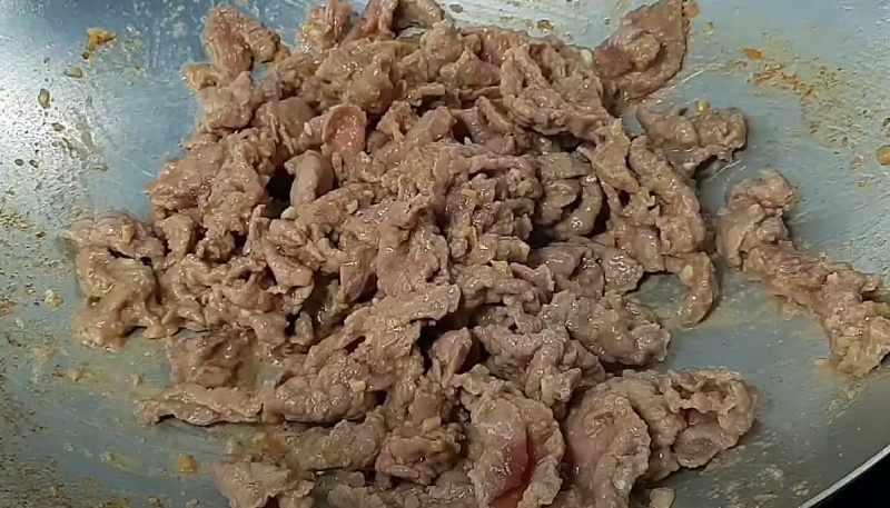 Thịt bò xào trên chảo