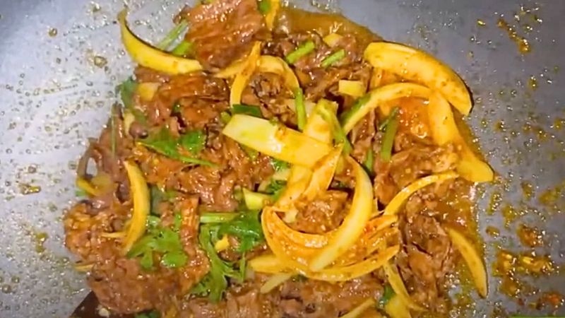 xào thịt bò với các nguyên liệu và đảo đều
