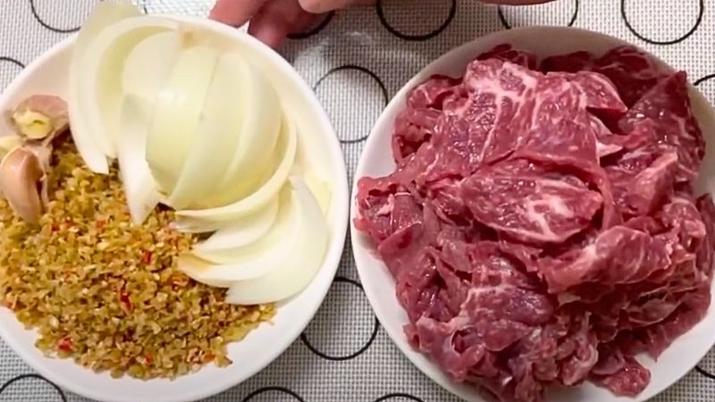 rửa sạch và thái nhỏ các nguyên liệu
