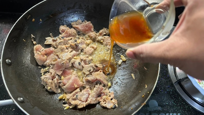 Công đoạn xào sơ thịt bò và nêm nếm gia vị
