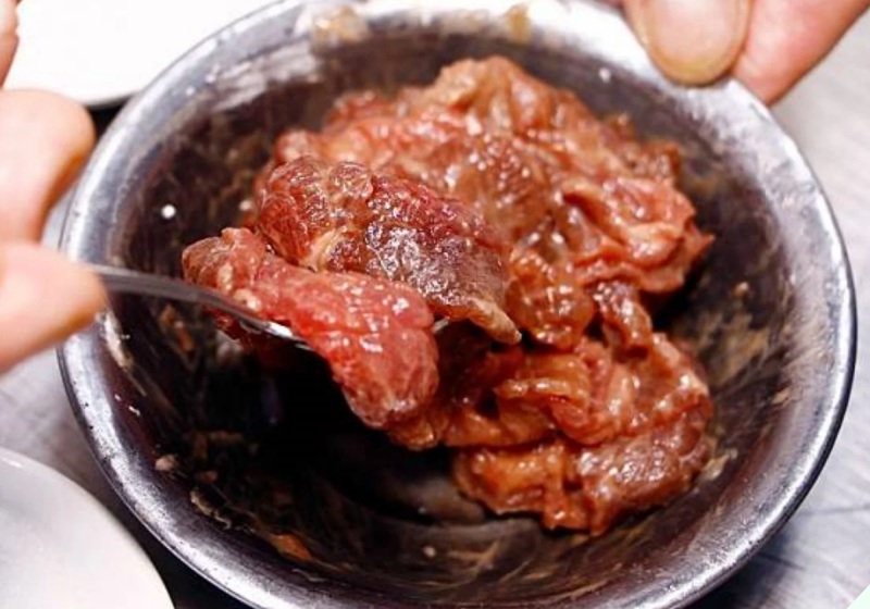 Sơ chế thịt bò và ướp với hỗn hợp gia vị
