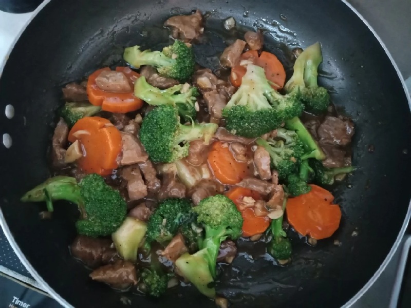 Công đoạn xào thịt bò với bông cải và cà rốt