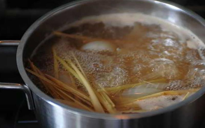 Công đoạn nấu nước dùng cho bún bò gân