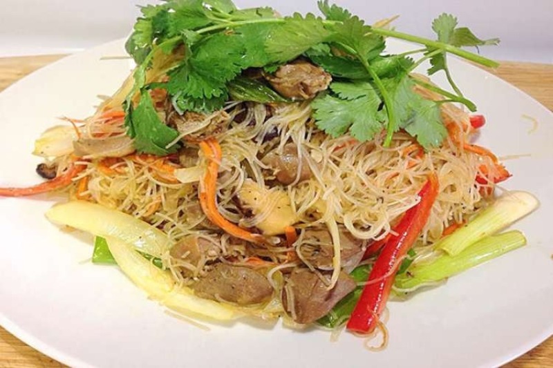 Món bún gạo xào lòng heo với rau củ hấp dẫn