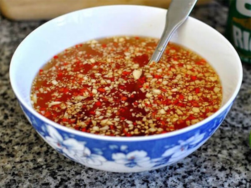Bát nước mắm tỏi ớt chấm lòng heo
