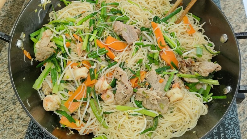 hoàn thành món bún gạo xào thịt bò đậm vị hấp dẫn