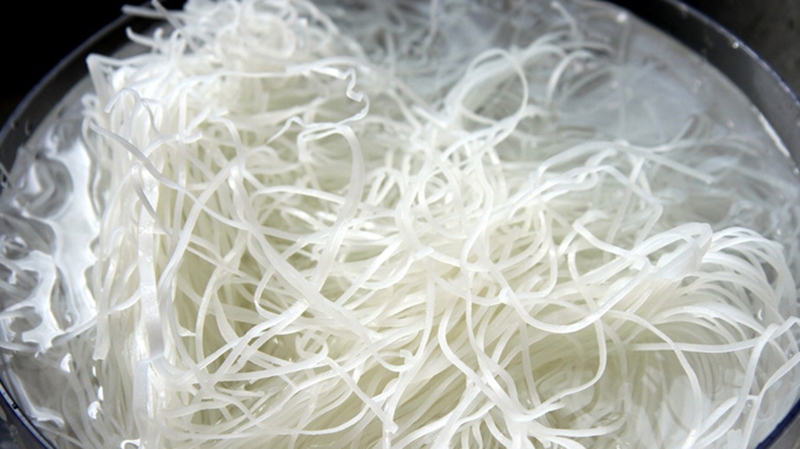 ngâm bún gạo với nước lạnh