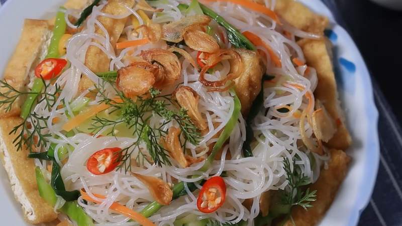 Thành phẩm món bún khô xào chay cùng rau củ thơm ngon