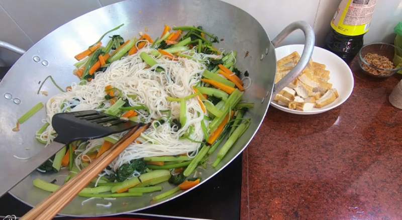 Công đoạn xào bún khô với rau củ