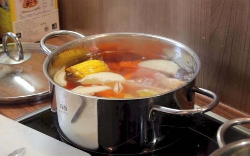 Công doạn hầm rau củ làm nước lèo bún mắm chay