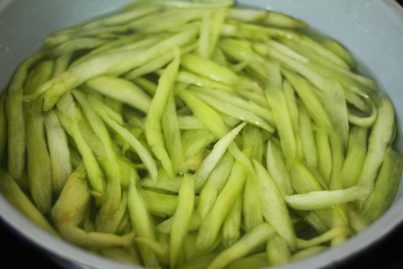  Dọc mùng sau khi lột vỏ, rửa sạch cắt lát xéo