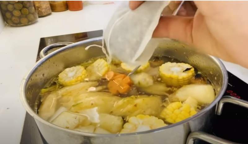 Tiến hành công đoạn nấu nước dùng cho bún thái chay