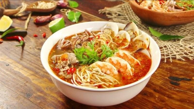 Hoàn thành thành phẩm tô bún Thái Tom Yum