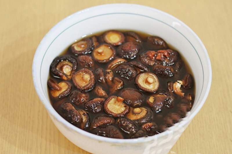 Sơ chế nguyên liệu làm bún trộn chay nấm