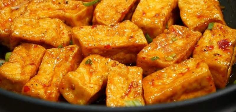 Tiến hành sơ chế và rim đậu hũ