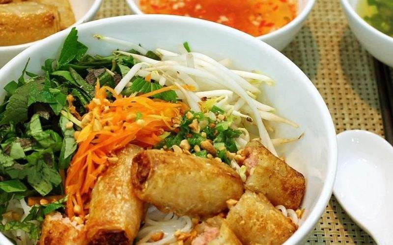 Thành phẩm bún trộn chả giò chay thơm ngon