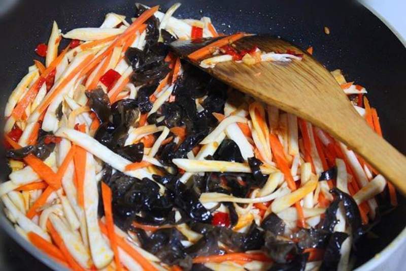 Tiến hành xào nấm và cà rốt