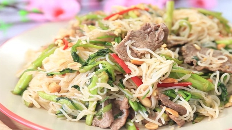 Đĩa bún xào bò hấp dẫn