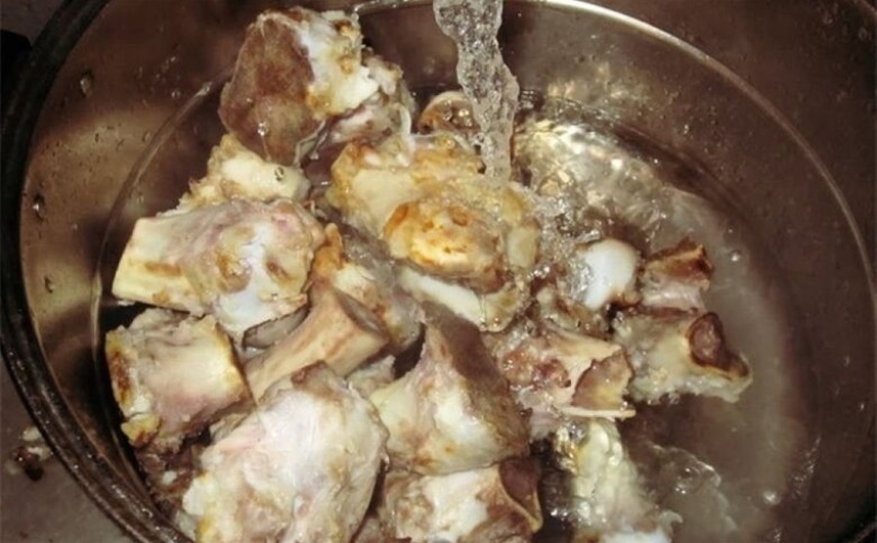 sơ chế kỹ xương bò loại bỏ tạp chất