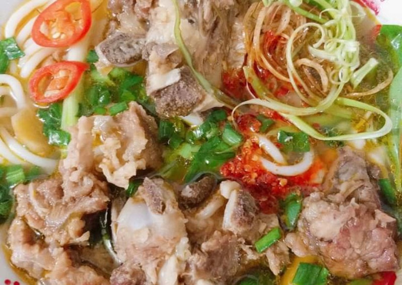 bún xương bò với nước dùng ngọt thanh, đậm đà chuẩn vị tiệm
