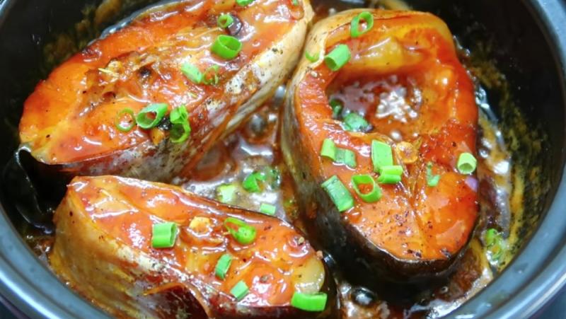Khám phá cách làm món cá basa kho tộ mềm béo, thơm lừng, thấm vị