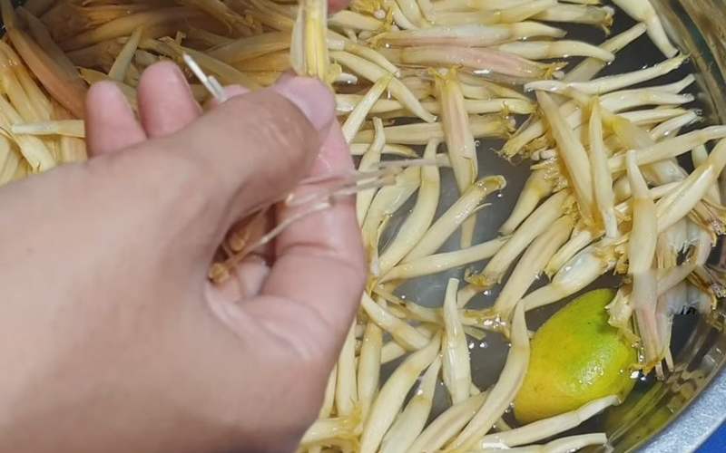Tiến hành sơ chế hoa chuối