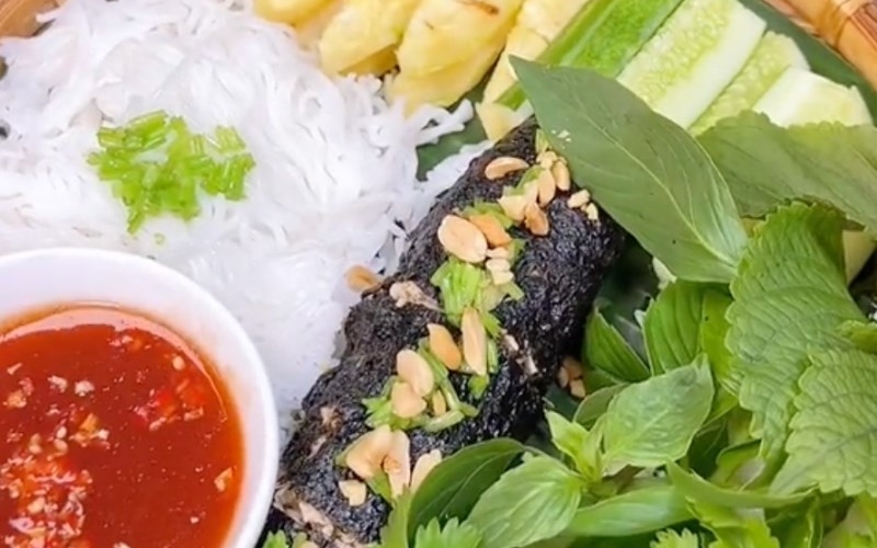 cá chay hấp cuốn bánh tráng và rau sống