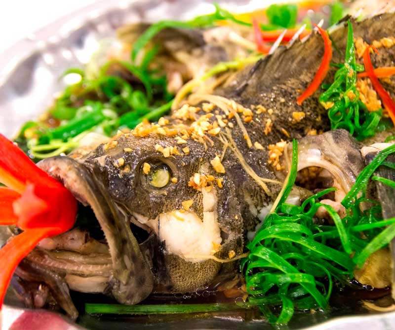 Tiến hành hấp cá mú hấp kiểu Hồng Kông