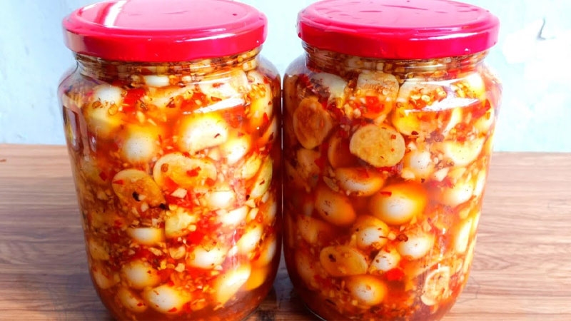 Hũ cà pháo muối kim chi cay nồng, lên men đều màu