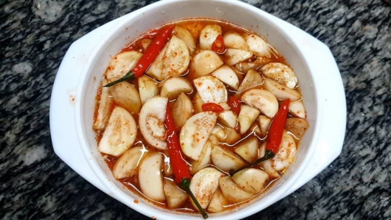 Cà pháo muối xổi bày ra tô lớn