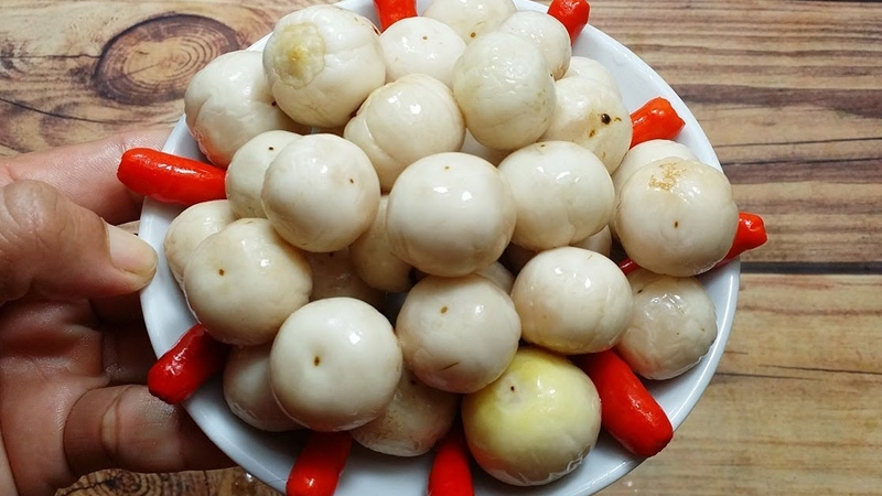 Đĩa cà pháo muối trắng giòn cay kèm ớt đỏ