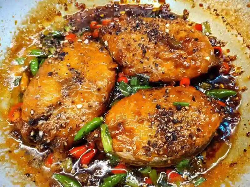 cá thu chay sau khi chiên được đem đi kho tiêu