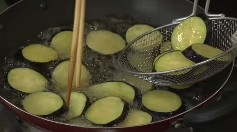 Công đoạn chiên cà tím