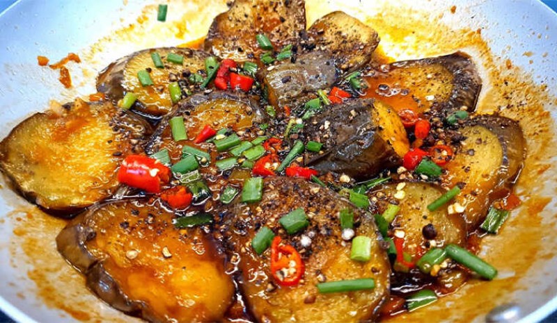 Công đoạn kho cà tím 