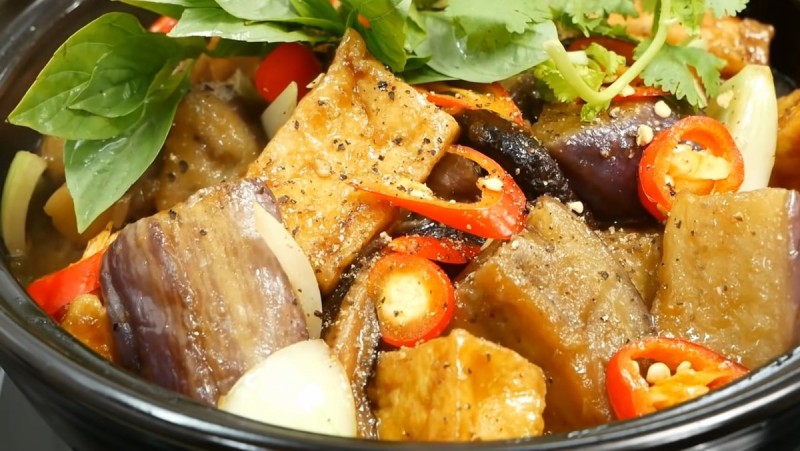 Hoàn thành món cà tím kho tương ớt hấp dẫn