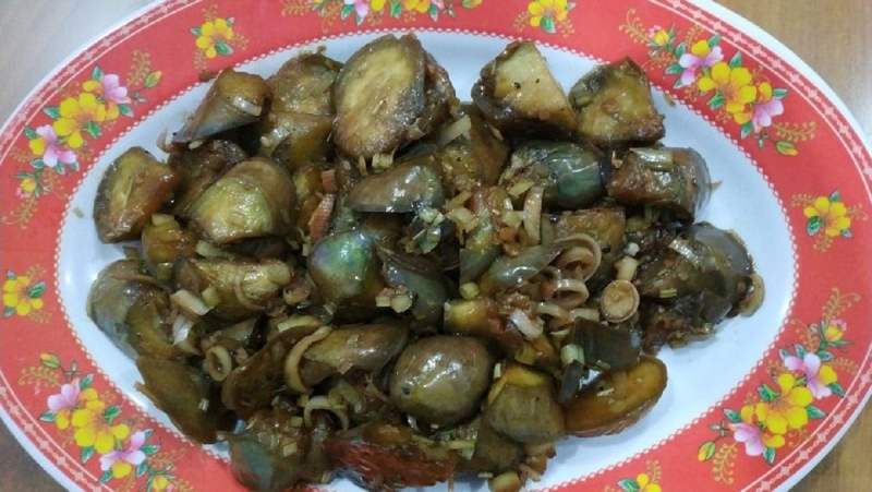 Cà tím xào sả dậy mùi thơm đặc trưng của sả và gừng