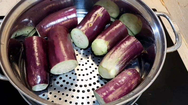 Tiến hành hấp cà tím trong xửng