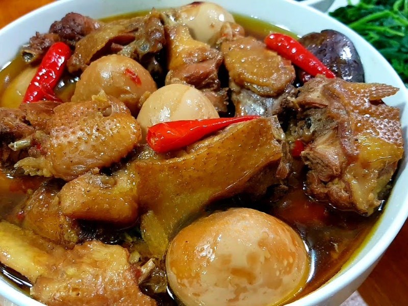 Món gà ta kho tàu đậm vị