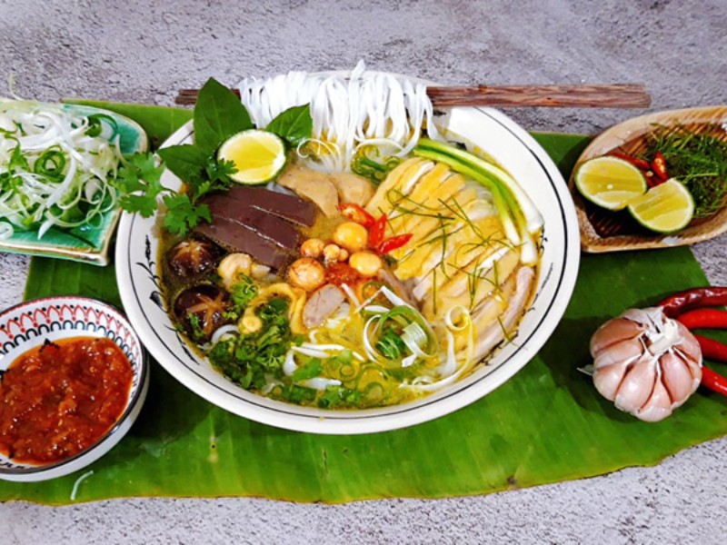 Món phở gà ta thanh đạm