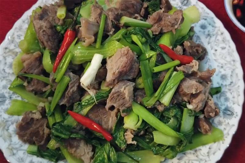 Khi cải thìa và thịt bò chín thì trình bày ra đĩa