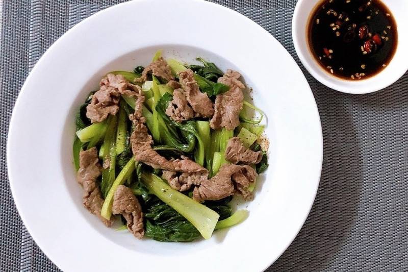 Thịt bò xào cải thìa ăn cùng với nước tương