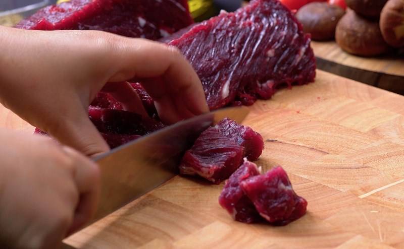 Thịt bò thái thành miếng nhỏ