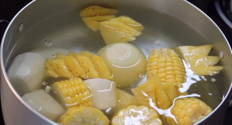 Nấu nước dùng cho canh riêu cua chay