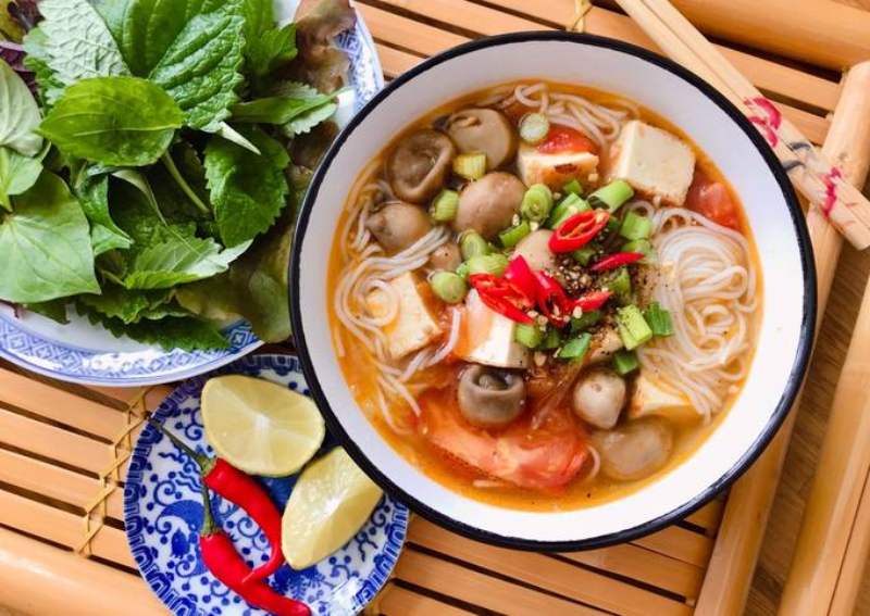 Thành phẩm canh bún chay nấm đậm đà hương vị