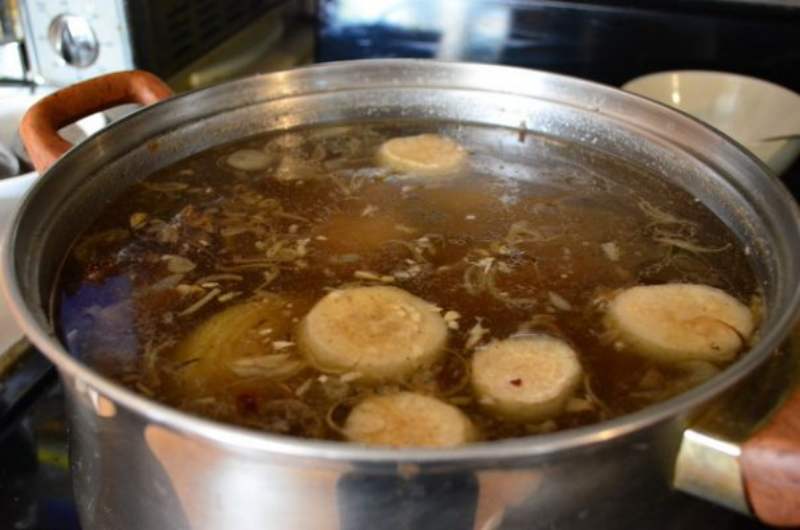 Nấu nước dùng canh bún chay nấm