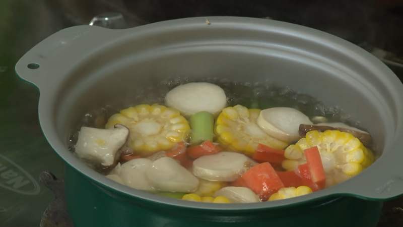 Nấu nước dùng cho canh bún chay cà chua