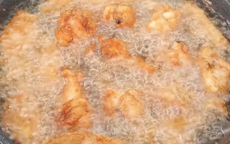 Chiên vàng giòn cánh gà trong dầu 