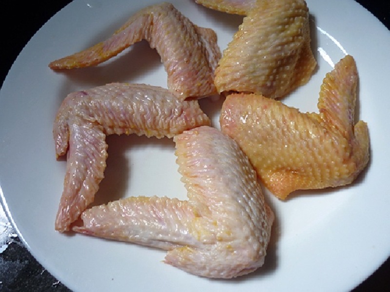 Cánh gà rửa sạch với nước muối